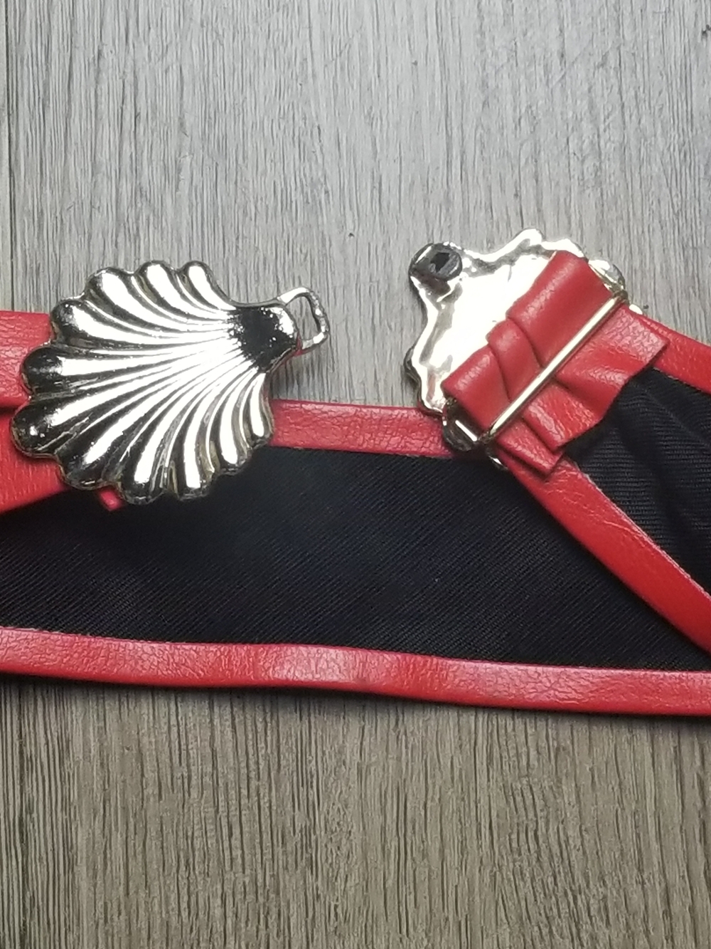 Women's Vintage Red Wide Leather Waist Belt with Goldtone Shell Buckle - Picture 4 of 12